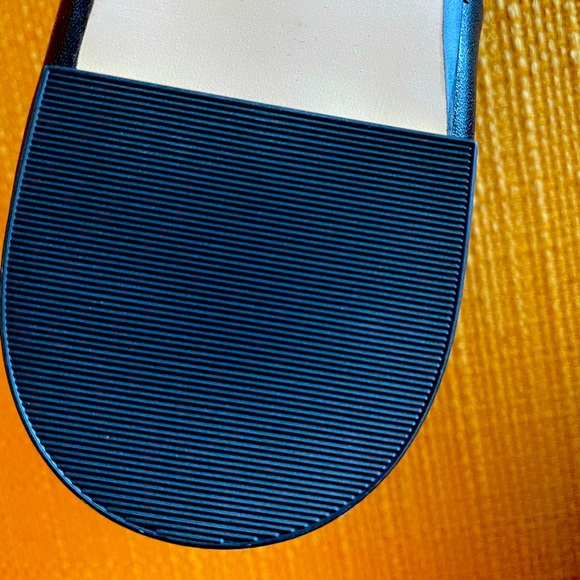 Like new! Ann Taylor black low heel shoe. - Picture 5 of 10